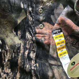 Men’s Mossy Oak long sleeve shirt.